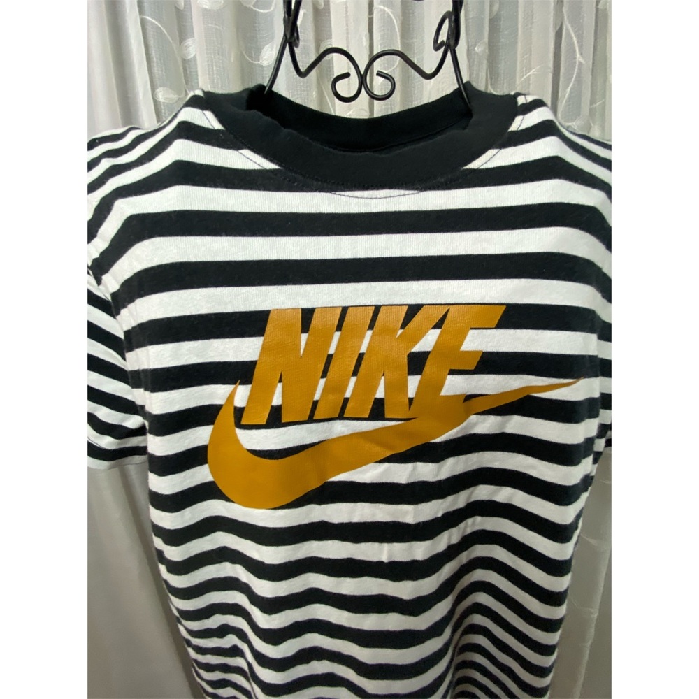 Nike stripe tee shirt size size L